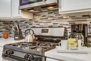 Maison (3 Bedrooms) | Cuisine privée | Réfrigérateur, micro-ondes, four, plaque de cuisson