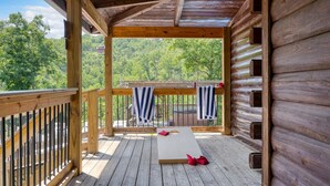 Eine Holzterrasse mit Blick auf einen Wald.