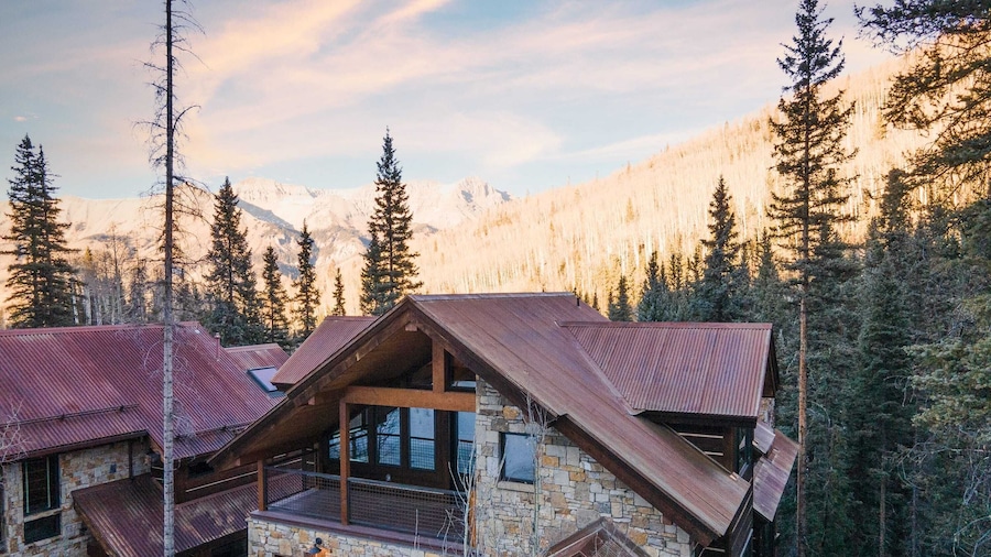Apex by Avantstay Cozy Expansive Mountain Home Close to the Slopes w/ Hot Tub!