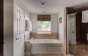 Villa (4 Bedrooms) | Salle de bain | Articles de toilette gratuits, serviettes fournies, savon, shampoing