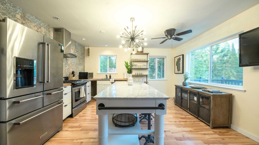 Alpine Bay by Avantstay 5mins To Diamond Peak Skiing w/ Expansive Deck