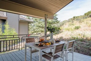 Outdoor dining - Sleeps 16! Modern Mountain Escape w/ Hot Tub Mason by Avantstay (Park City)