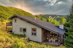 Exterior - Sleeps 16! Modern Mountain Escape w/ Hot Tub Mason by Avantstay (Park City)