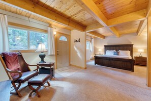 A bedroom with a wooden ceiling, a bed, a nightstand, and a chair. - Ember by Avantstay Majestic Entertainers Home w/ Pine Tree Views & Close to Meek's Bay (Tahoma)