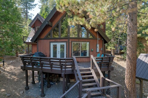Ember by Avantstay Majestic Entertainers Home w/ Pine Tree Views & Close to Meek's Bay