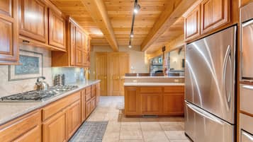 House (3 Bedrooms) | Private kitchen | Fridge, microwave, oven, stovetop