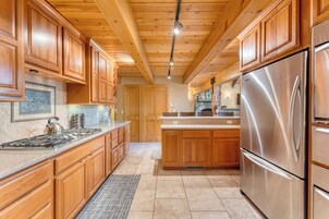 House (3 Bedrooms) | Private kitchen | Fridge, microwave, oven, stovetop