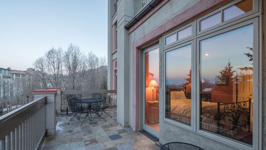 Centrum 302 by Avantstay Gorgeous Condo w/ Great Views & Steps Away From Ski Runs!