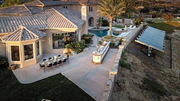 Rumah (5 Bedrooms) | Bagian depan properti