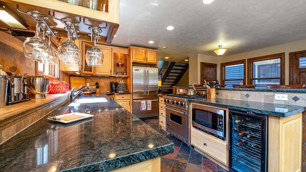 House (5 Bedrooms) | Interior