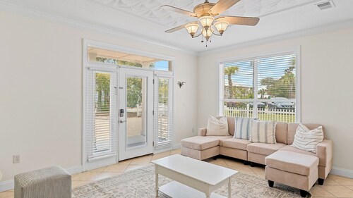 Destin Group Getaway Hot Tub, Pool, Ping Pong 2 Blocks to Beach Seacrest