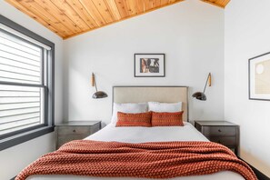 Rumah (4 Bedrooms) | 4 kamar tidur, setrika/meja setrika, dan seprai linen