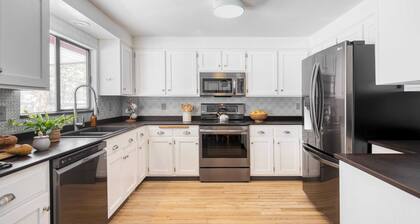 Quiet River Bend Cabin by Avantstay 35 Mins to Mt Bachelor 10 Mins to Town Centre Hot Tub!