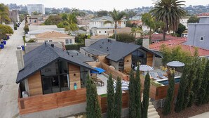 A modern house with a rooftop pool, wooden deck, and a small garden area. - Hamilton II by Avantstay Beach House Rooftop Deck Newly Renovated Bungalow (La Jolla)