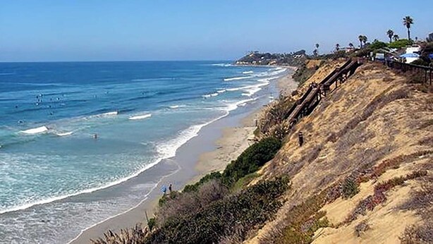 A coastal landscape with a beach, ocean, and a hillside with a staircase. - Hamilton II by Avantstay Beach House Rooftop Deck Newly Renovated Bungalow (La Jolla)