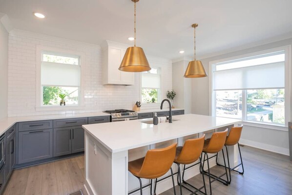 Fridge, microwave, oven, stovetop - Ryman by Avantstay Centrally Located Townhouse w/ Stylish Interior & Porch Swings! (Nashville)