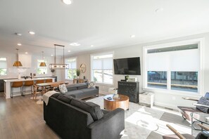 55-inch TV with digital channels, streaming services - Ryman by Avantstay Centrally Located Townhouse w/ Stylish Interior & Porch Swings! (Nashville)