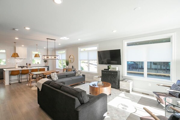 55-inch TV with digital channels, streaming services - Ryman by Avantstay Centrally Located Townhouse w/ Stylish Interior & Porch Swings! (Nashville)