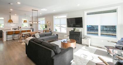 Ryman by Avantstay Centrally Located Townhouse w/ Stylish Interior & Porch Swings!