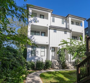 Exterior - Ryman by Avantstay Centrally Located Townhouse w/ Stylish Interior & Porch Swings! (Nashville)
