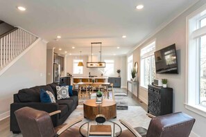 55-inch TV with digital channels, streaming services - Ryman by Avantstay Centrally Located Townhouse w/ Stylish Interior & Porch Swings! (Nashville)