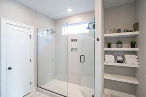 Kostenlose Toilettenartikel, Handtücher, Seife, Shampoo