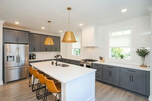 House (3 Bedrooms) | Private kitchen | Fridge, microwave, oven, stovetop - Ryman by Avantstay Centrally Located Townhouse w/ Stylish Interior & Porch Swings! (Nashville)