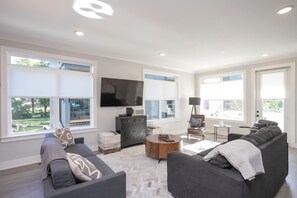 55-inch TV with digital channels, streaming services - Ryman by Avantstay Centrally Located Townhouse w/ Stylish Interior & Porch Swings! (Nashville)