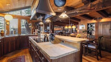 House (5 Bedrooms) | Interior