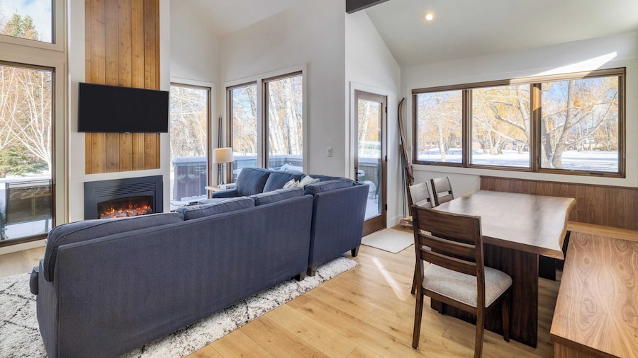 Quicksilver by Avantstay Park City Town House in Great Location!