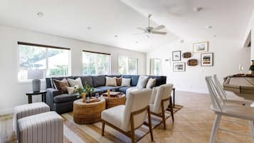 Televisi 55-inci dengan saluran TV digital dan perapian