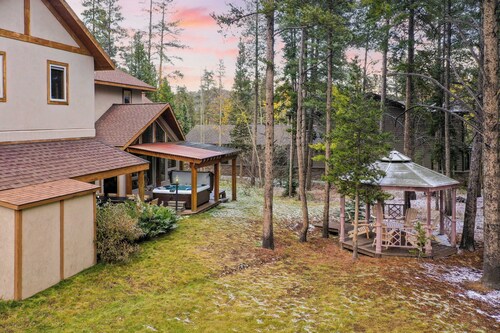 River Rock by Avantstay 8 Bedroom Ski Estate w/ Hot Tub & Movie Theatre 10 Min Walk to Mtn