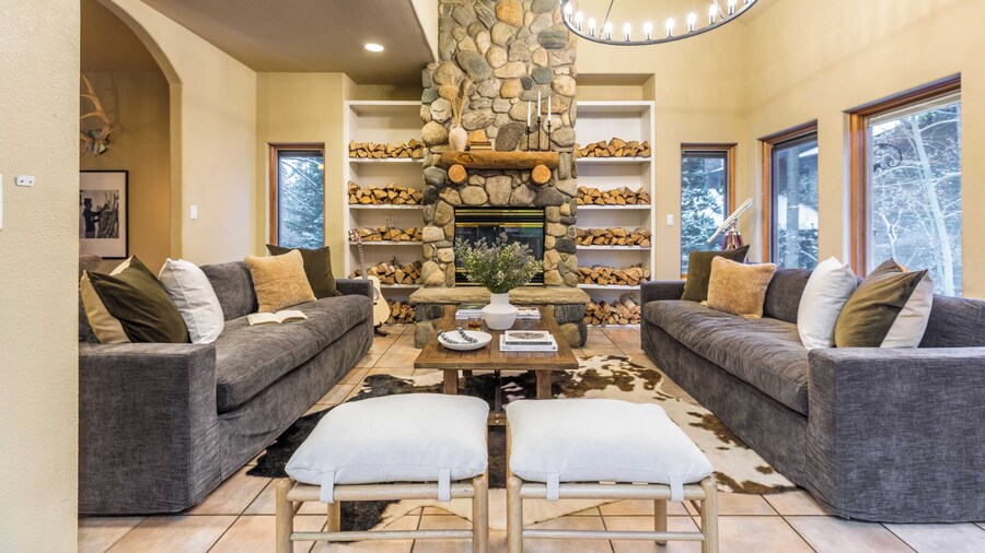 River Rock by Avantstay Sleeps 20 w/ Hot Tub + Game Room & Theater 10 Min Walk to Mtn