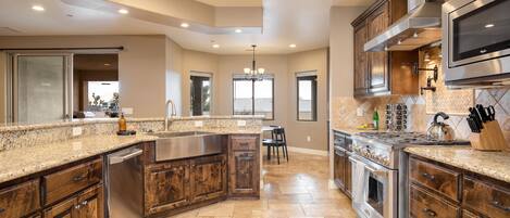 Casa (4 Bedrooms) | Cucina privata | Frigorifero, microonde, forno, piano cottura