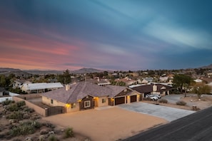 Exterior - Gambel by Avantstayjtree Escape w/ Entertainers Yard, & Firepit, 3000sf (Yucca Valley)