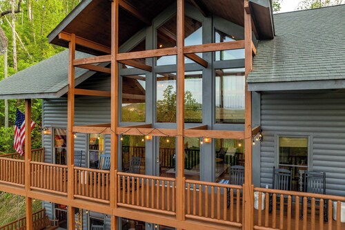 Hottub, Sauna, Pool Table, Views Mins to Downtown Gatlingburg Hollow's Haven