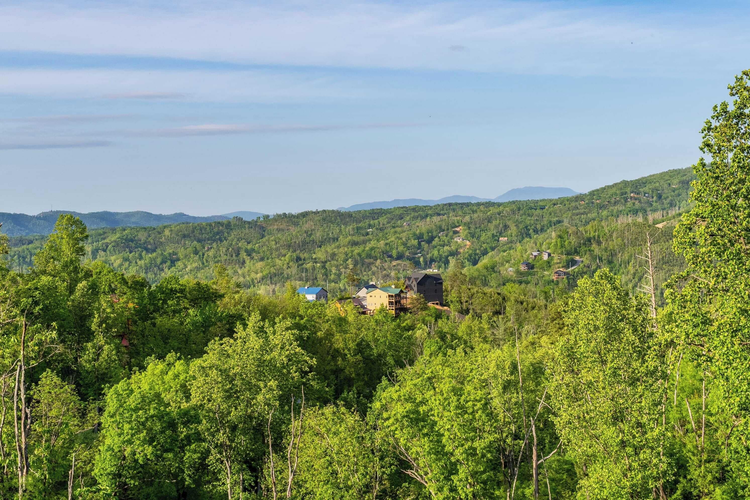 Un paysage boisé, avec plusieurs cabanes et maisons nichées au milieu des arbres.
