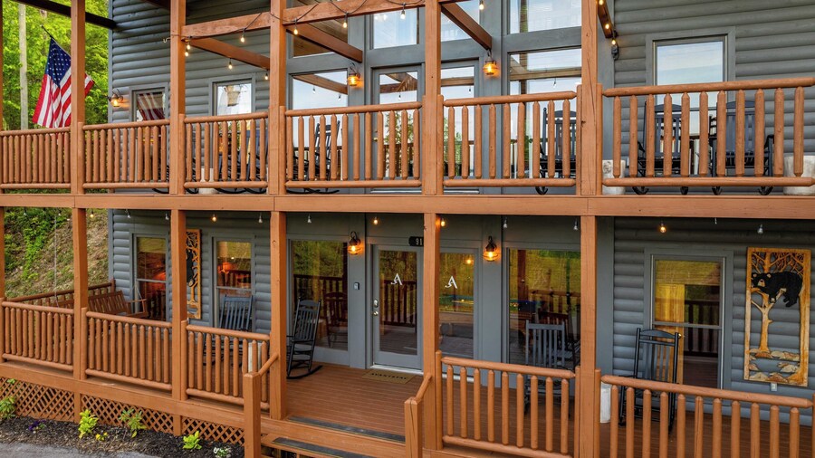 Hottub, Sauna, Pool Table, Views Mins to Downtown Gatlingburg Hollow's Haven