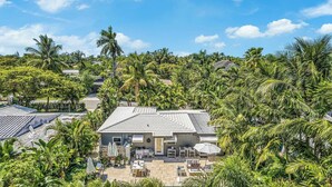 Una casa moderna rodeada de exuberante vegetación tropical.