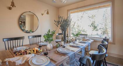 Powell by Avantstay Secluded Home Only 10 Mins From DT Bend w/ Hot Tub