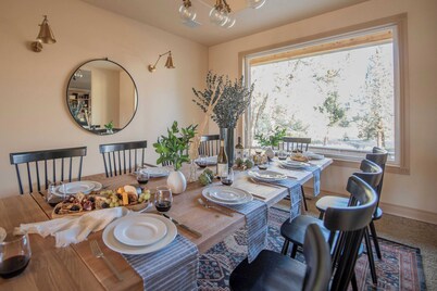 Powell by Avantstay Secluded Home Only 10 Mins From DT Bend w/ Hot Tub