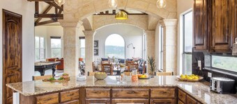 Hudson by Avantstay Magnificent Home w/ Beautiful Views, Multiple Living Areas, Pool & Games!