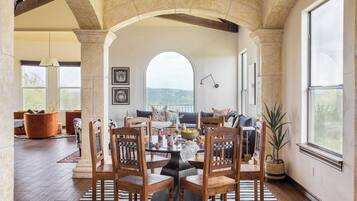 House (5 Bedrooms) | Interior