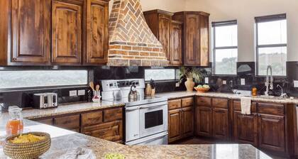 Hudson by Avantstay Magnificent Home w/ Beautiful Views, Multiple Living Areas, Pool & Games!