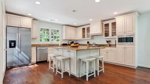 Wisteria by Avantstay Renovated Hilton Head Retreat Pool + Outdoor Kitchen + Near Beach