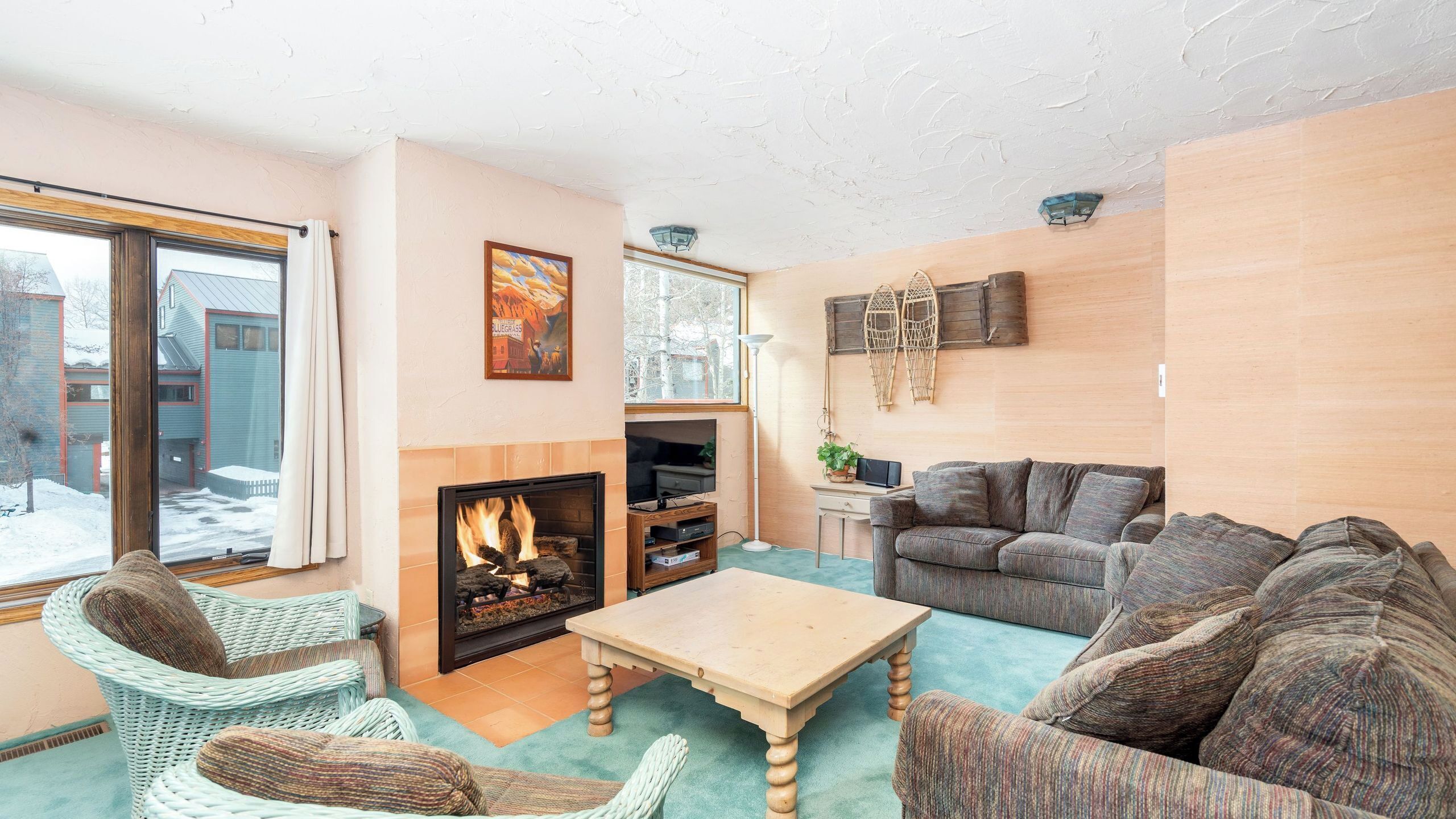 55 inci televisyen dengan digital, pendiangan, perkhidmatan penstriman