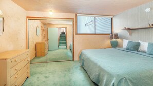 A bedroom with a bed, dresser, mirror, and a window. - Telluride Lodge 312 by Avantstay Close to Slopes & Town! (Telluride)