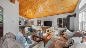 House (3 Bedrooms) | Interior - Moosetrack by Avantstay Hot Tub + BBQ Deck Tahoe Donner Ski, Golf & Beach Club Access (Truckee)