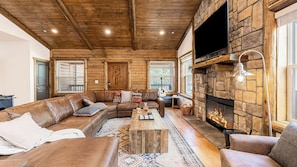 Interior - Teddy by Avantstay Majestic Cabin in Big Bear w/ Balcony (Big Bear Lake)