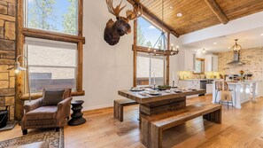 Interior - Teddy by Avantstay Majestic Cabin in Big Bear w/ Balcony (Big Bear Lake)